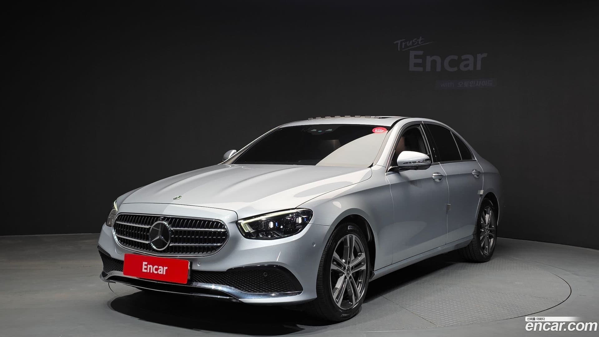 Main__Slider__Photo:E-Class Mercedes-Benz 2022.5-0