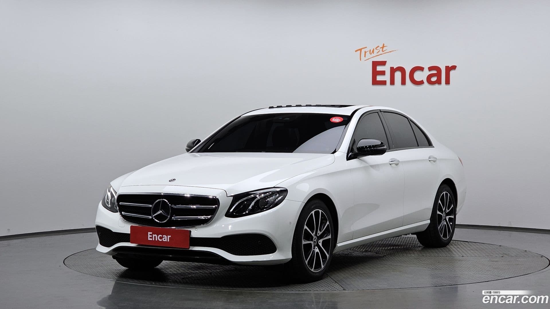 Main__Slider__Photo:E-Class Mercedes-Benz 2020.4-0