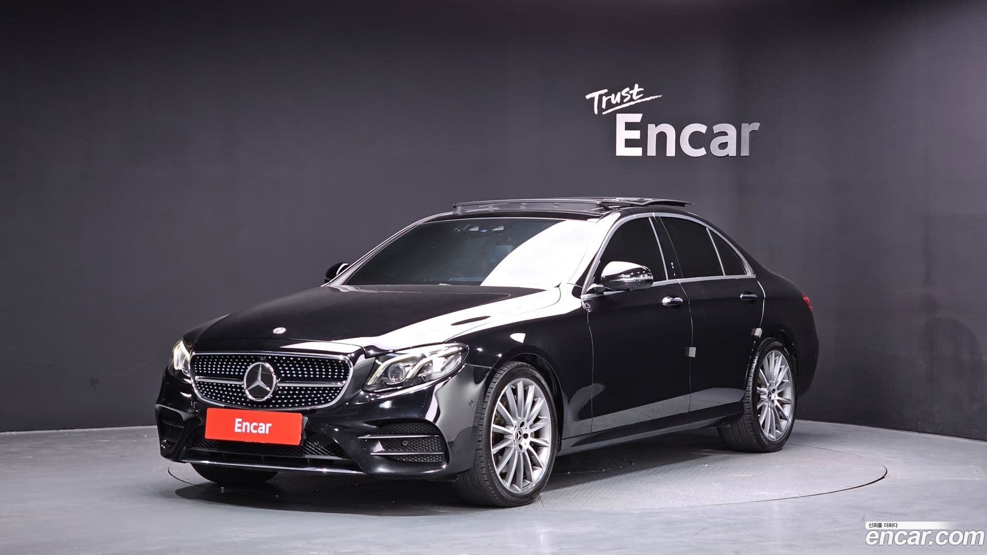 Main__Slider__Photo:E-Class Mercedes-Benz 2019.10-0