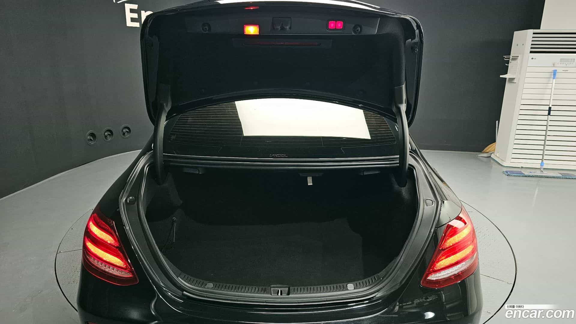 E-Class Mercedes-Benz 2019.10-OPTION-024