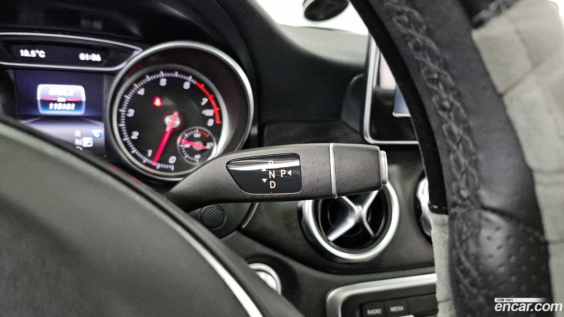 GLA-Class Mercedes-Benz 2017.8-INNER-009
