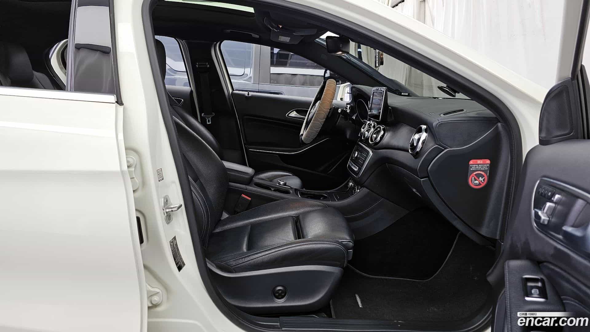GLA-Class Mercedes-Benz 2017.8-OPTION-015