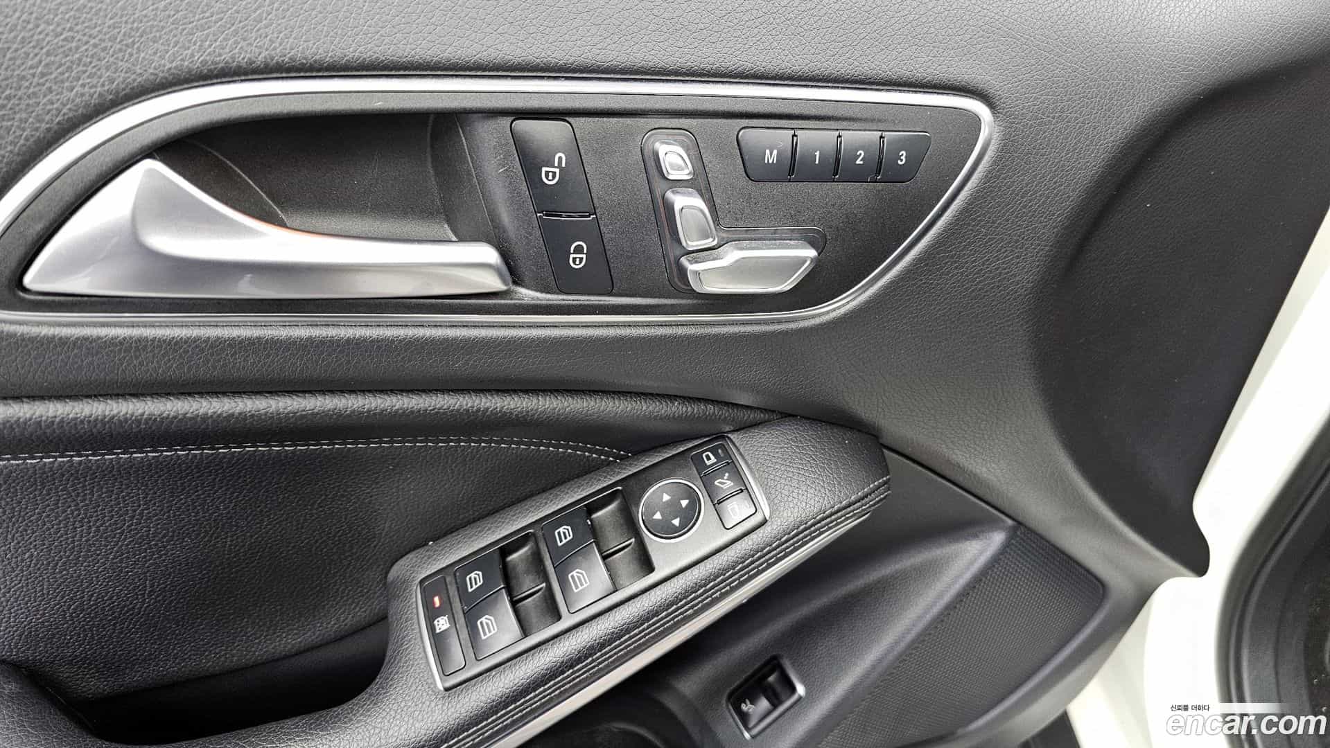 GLA-Class Mercedes-Benz 2017.8-OPTION-023