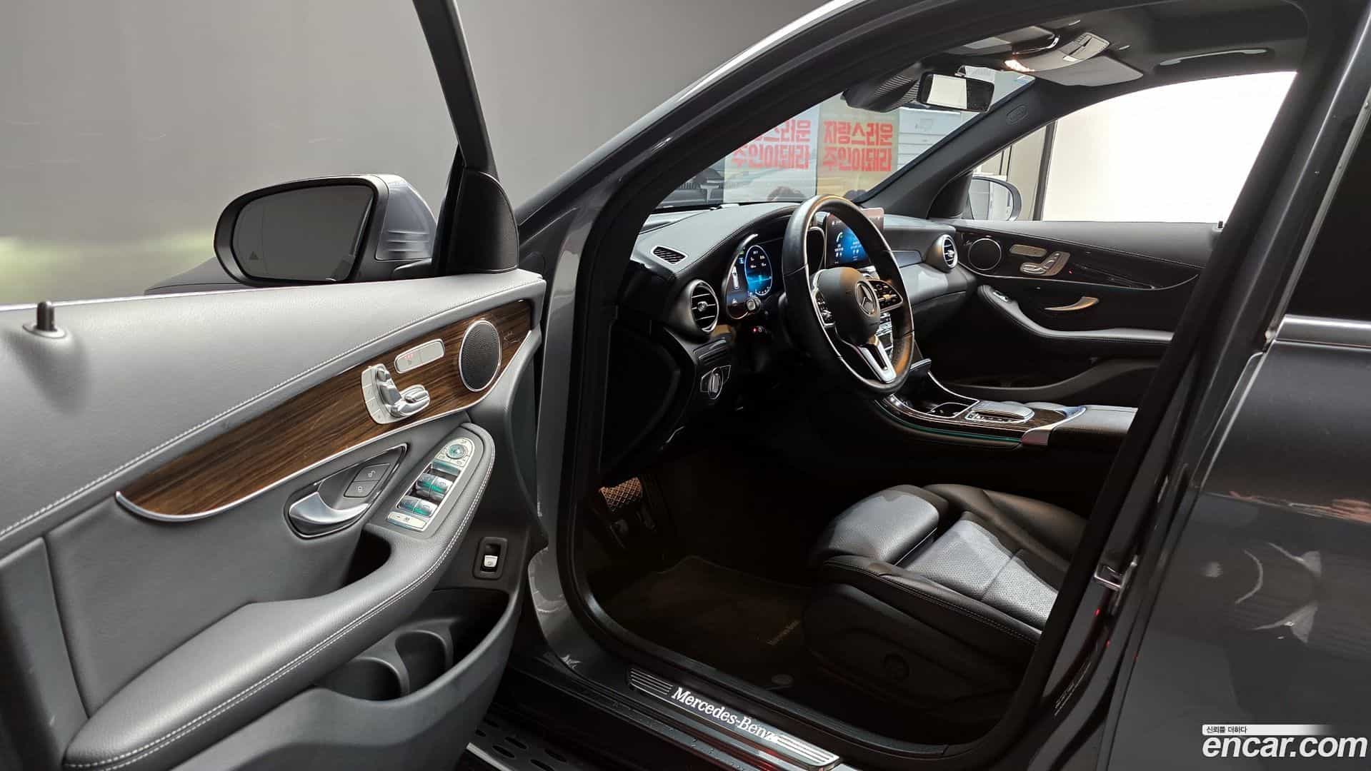 GLC-Class Mercedes-Benz 2020.3-INNER-010
