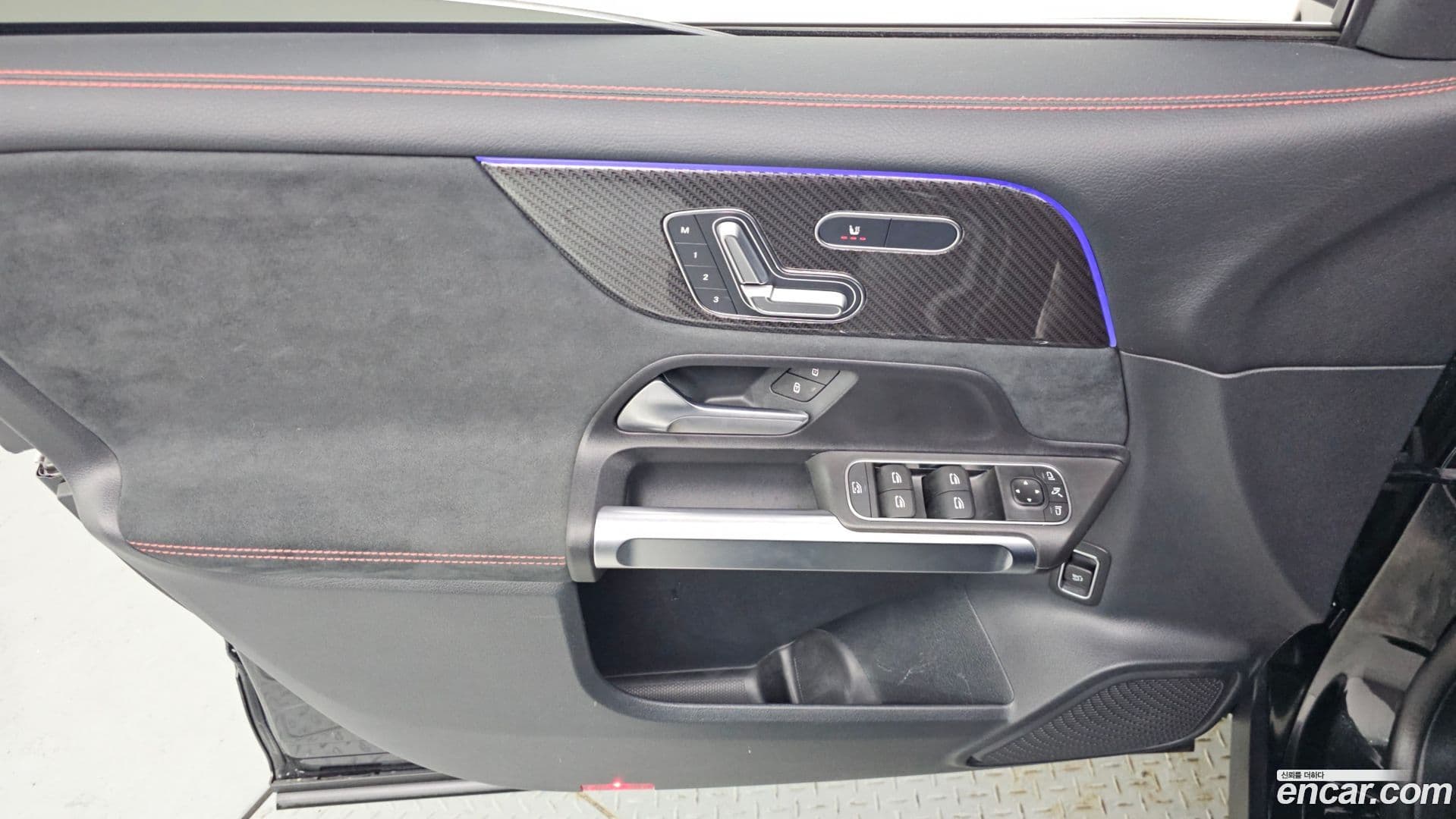 Main__Slider__Photo:GLB-Class Mercedes-Benz 2022.11-23