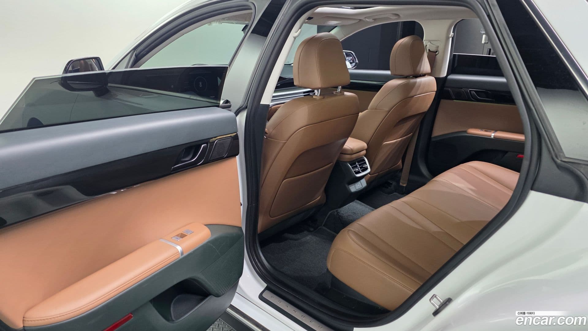 Main__Slider__Photo:Grandeur Hyundai 2023.2-25