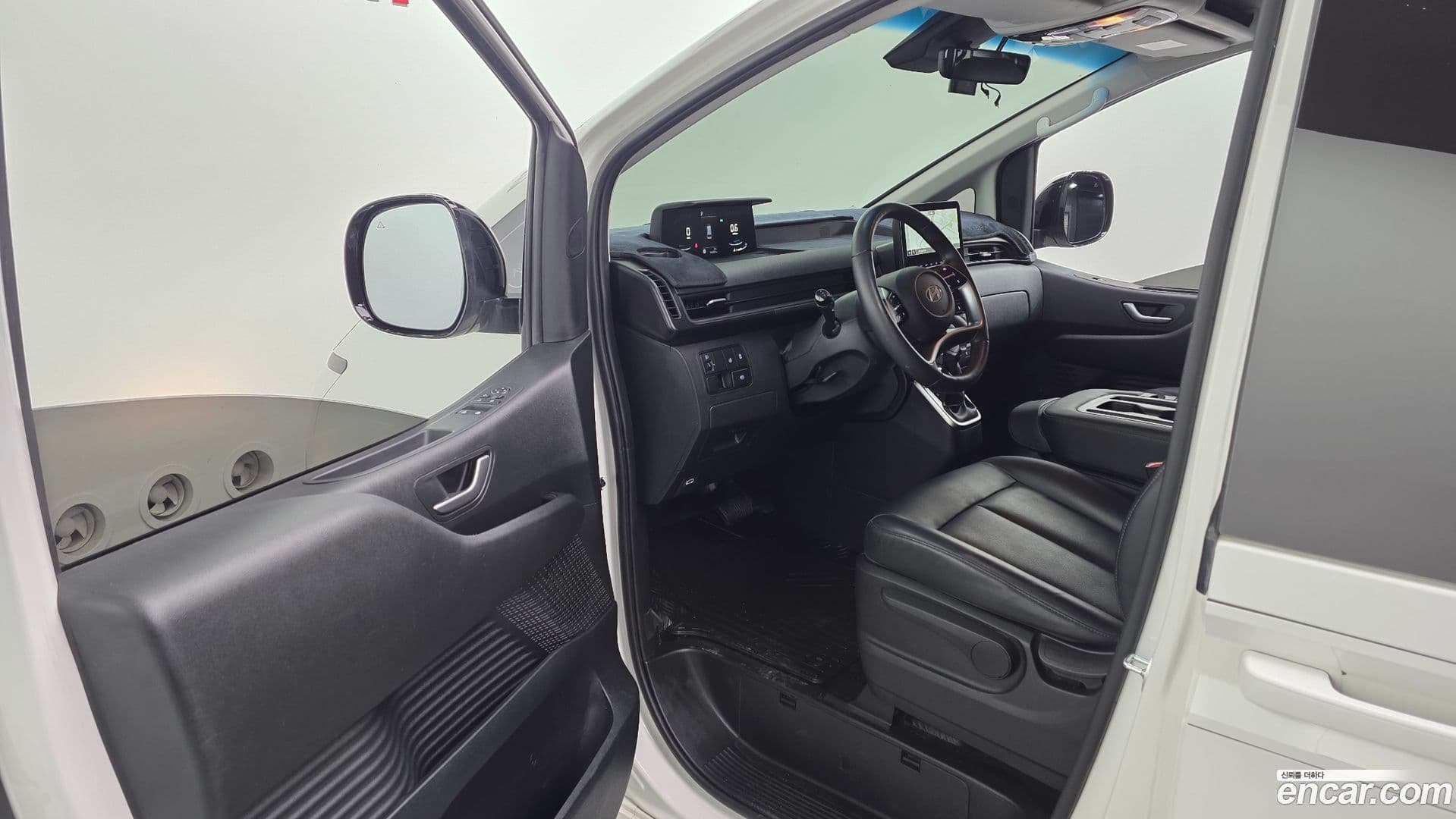 Main__Slider__Photo:Staria Hyundai 2024.5-9