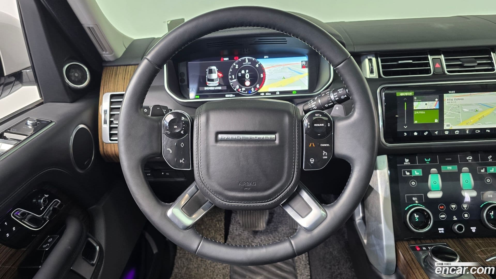 Main__Slider__Photo:Range Rover Land Rover 2020.10-11
