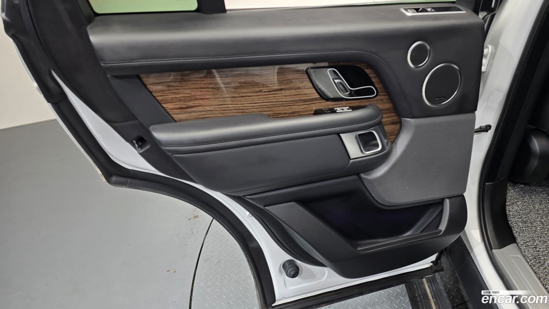 Main__Slider__Photo:Range Rover Land Rover 2020.10-24