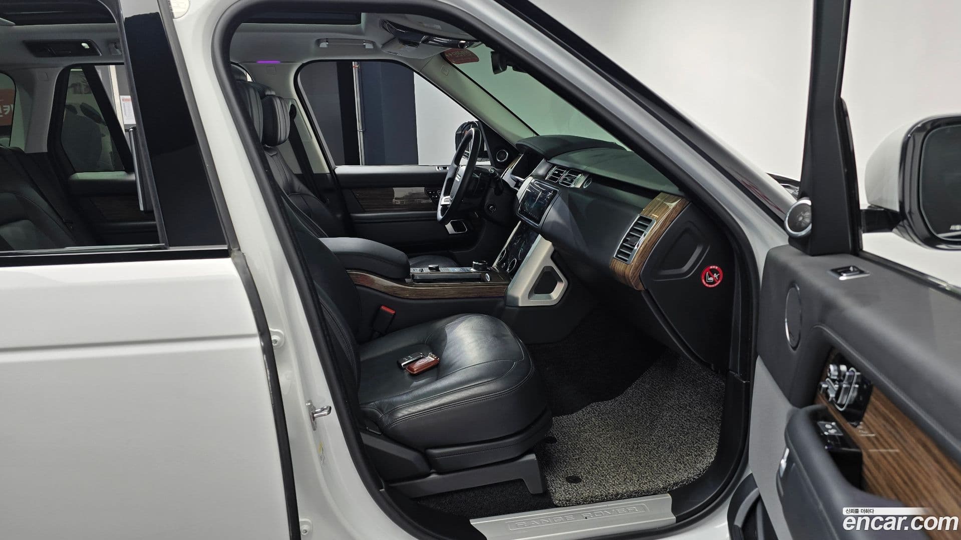 Main__Slider__Photo:Range Rover Land Rover 2020.10-25
