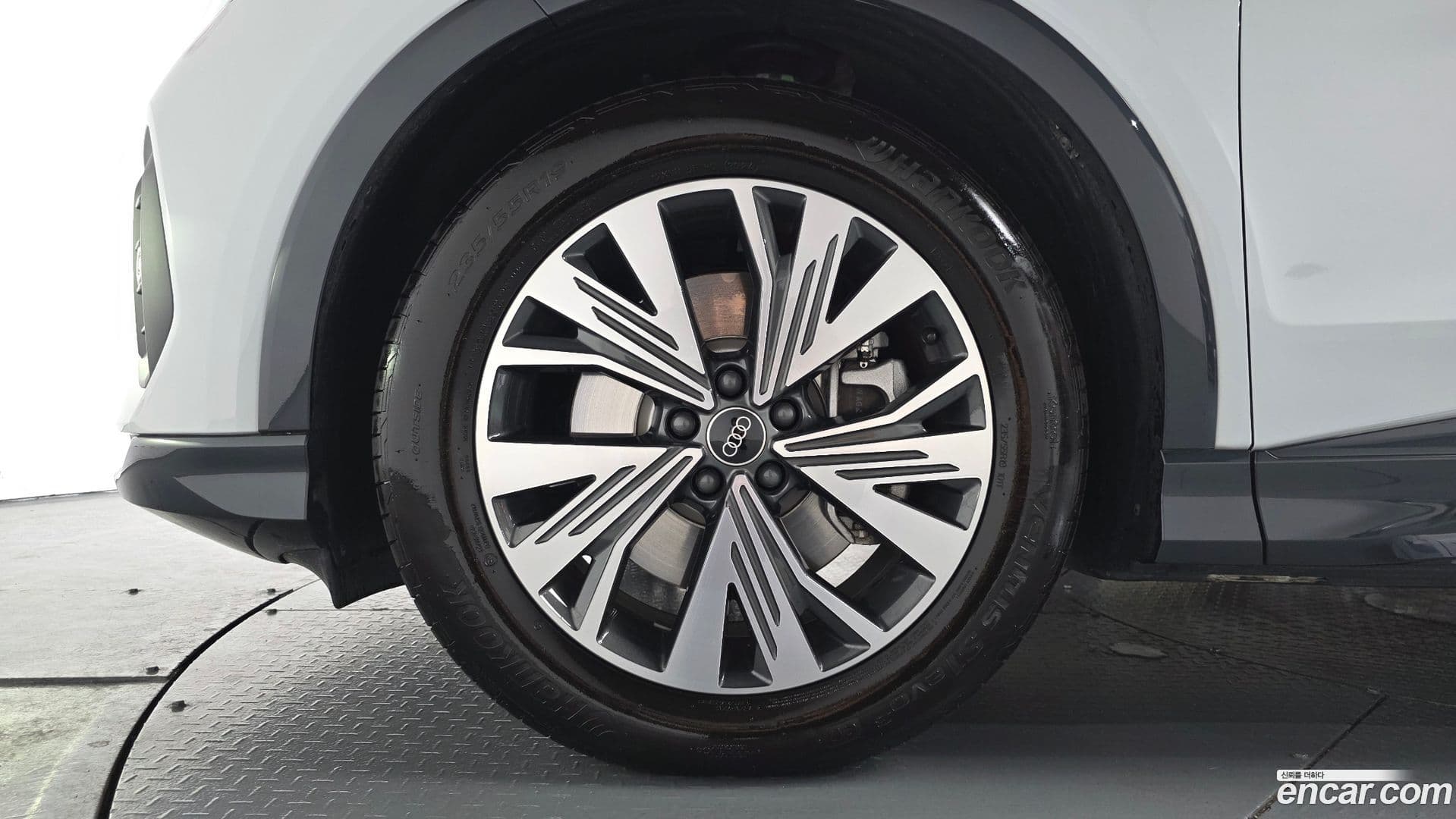 Main__Slider__Photo:Q4 e-tron Audi 2025.3-4