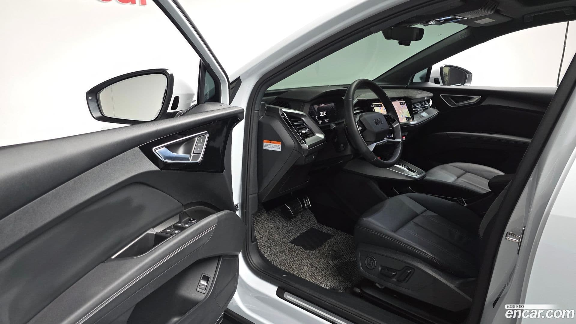 Main__Slider__Photo:Q4 e-tron Audi 2025.3-9