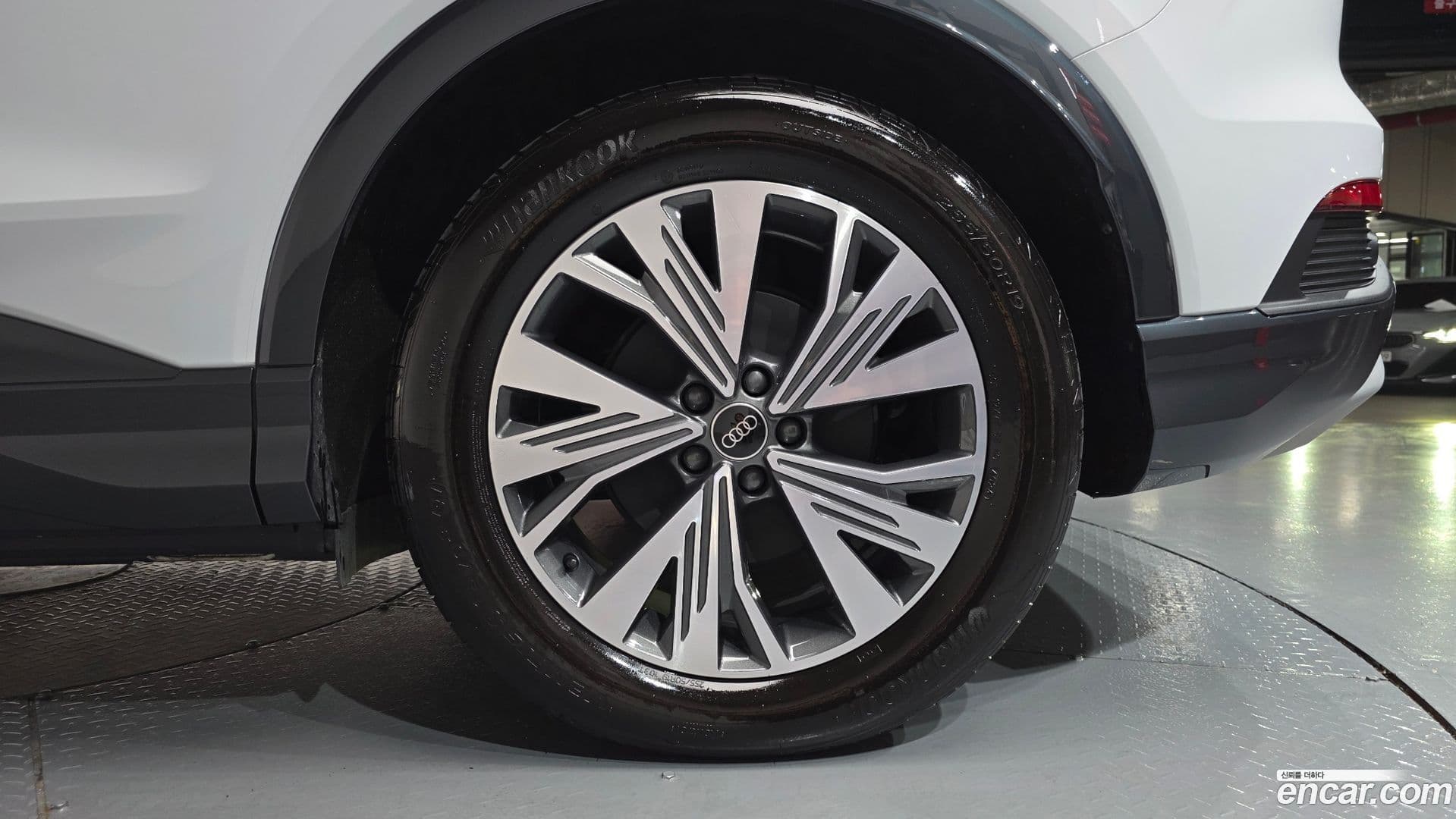 Main__Slider__Photo:Q4 e-tron Audi 2025.3-20