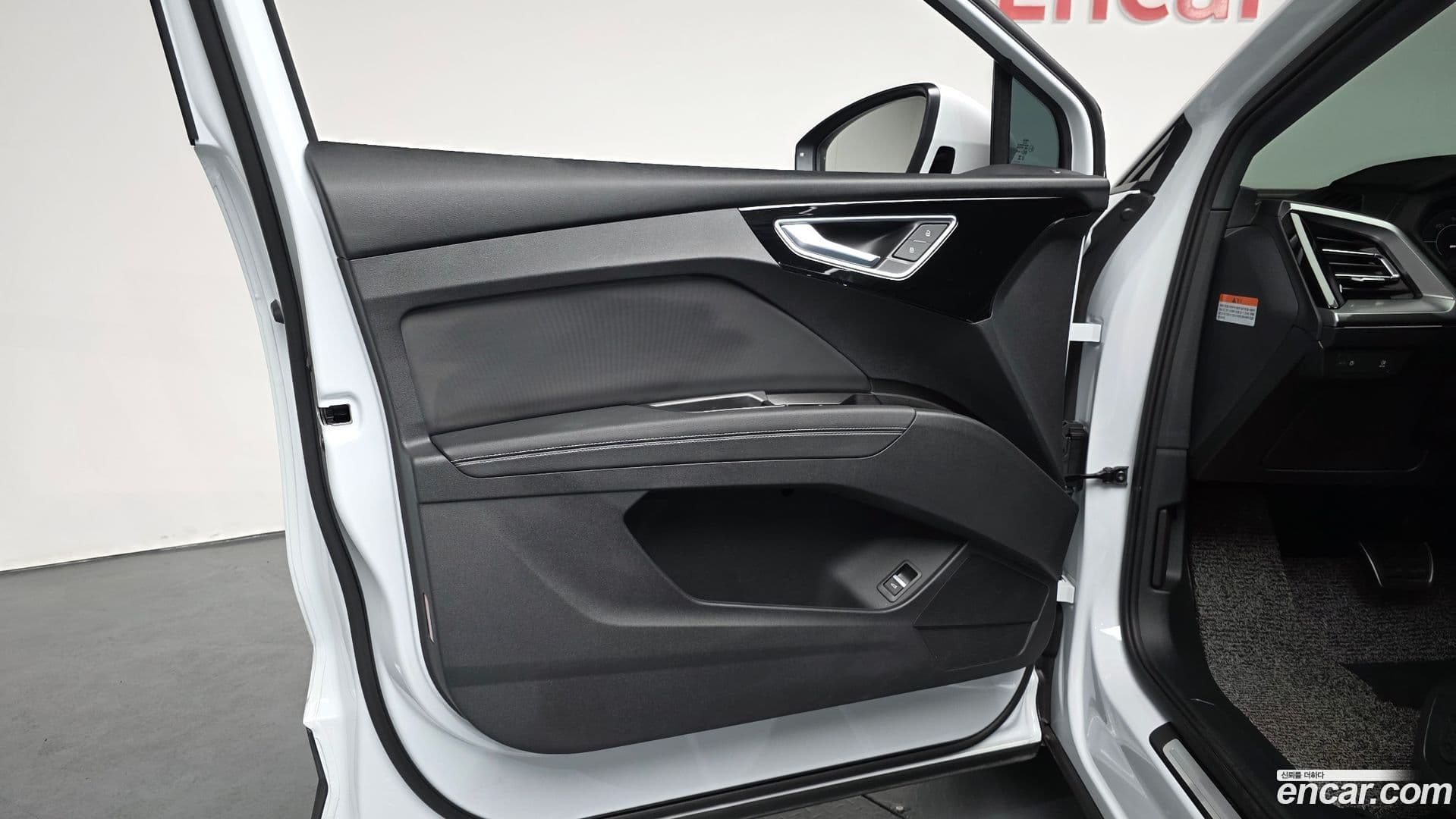 Main__Slider__Photo:Q4 e-tron Audi 2025.3-23