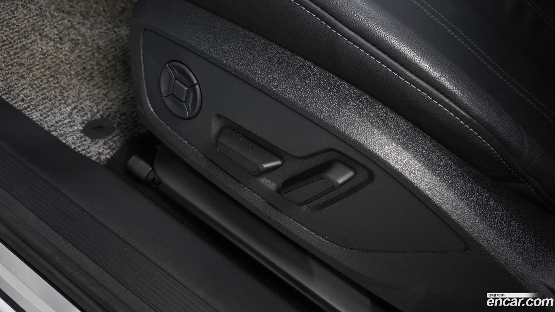 Main__Slider__Photo:Q4 e-tron Audi 2025.3-28