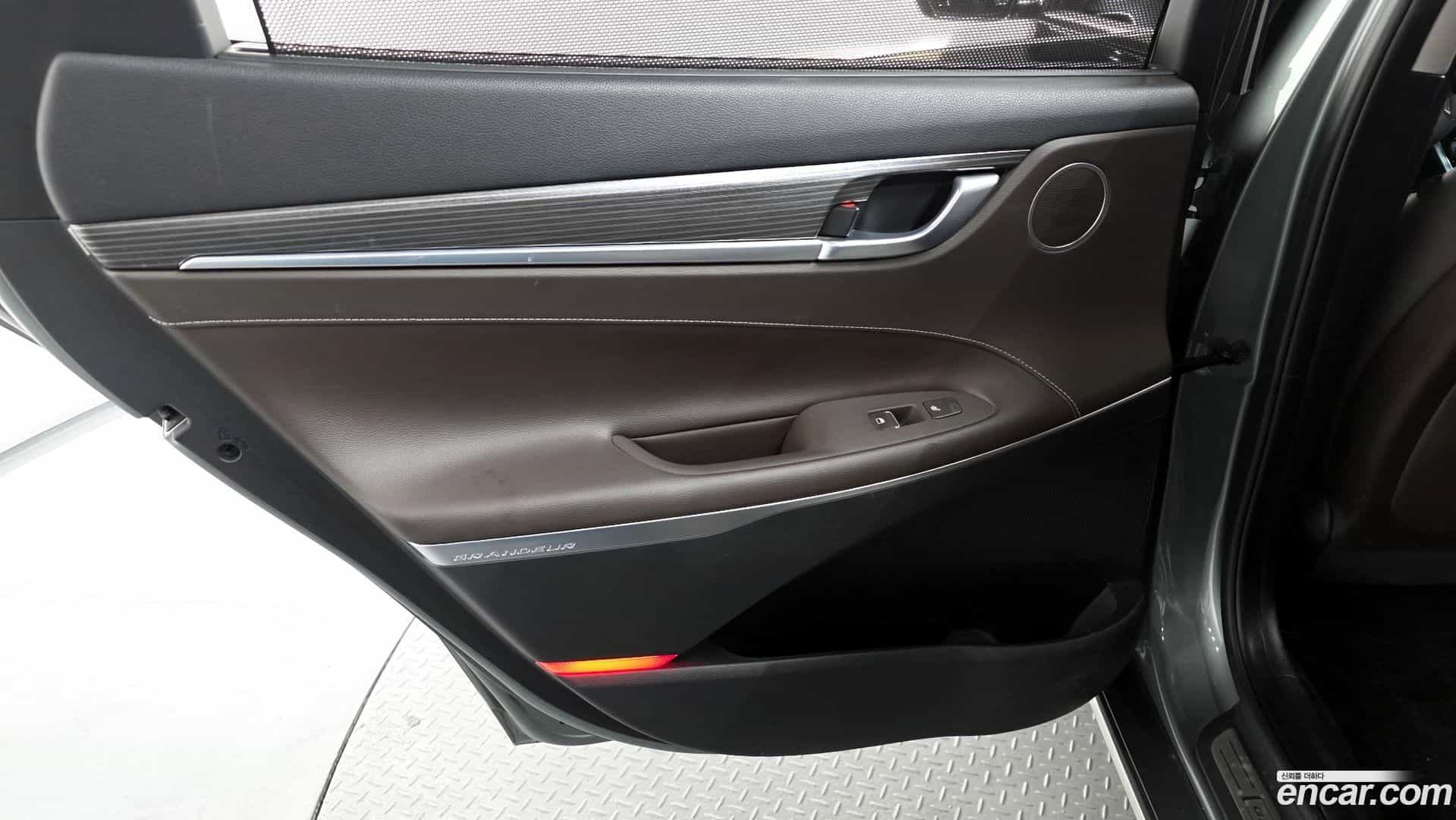 Grandeur Hyundai 2017.2-INNER-035