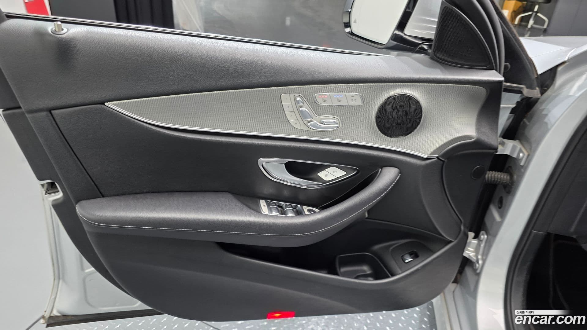 Main__Slider__Photo:E-Class Mercedes-Benz 2017.4-23