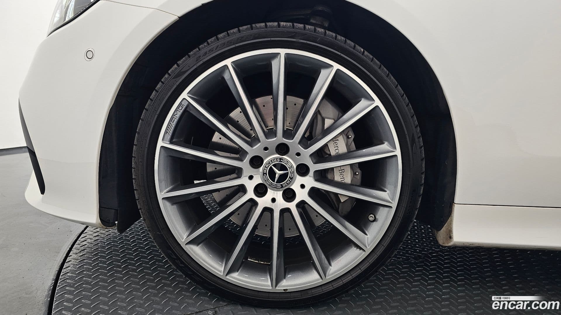 Main__Slider__Photo:E-Class Mercedes-Benz 2021.4-4