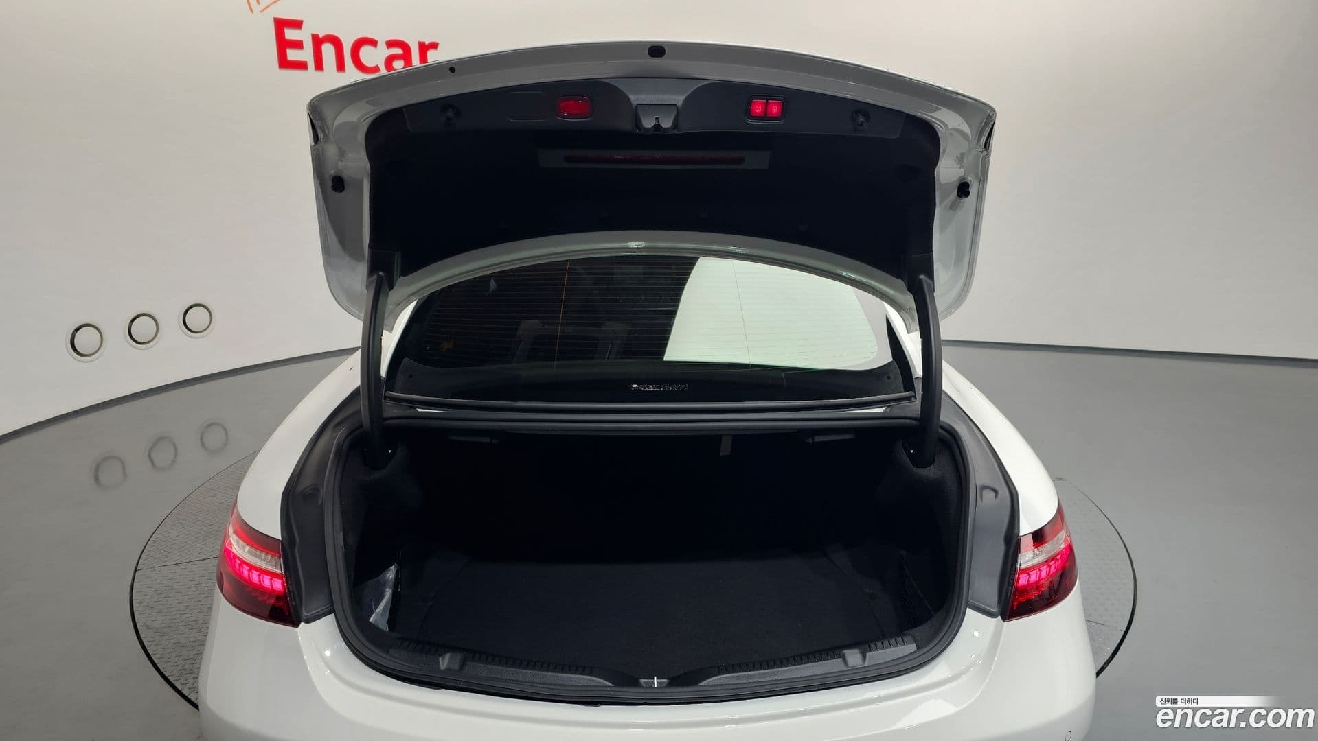 Main__Slider__Photo:E-Class Mercedes-Benz 2021.4-19