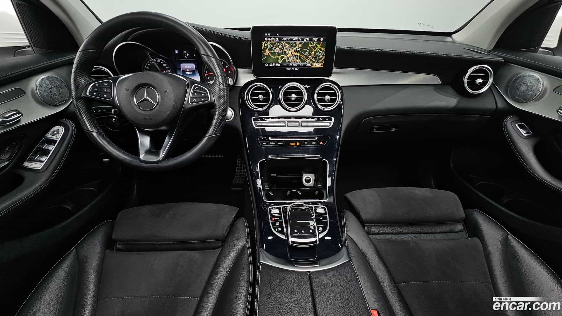 GLC-Class Mercedes-Benz 2019.10-INNER-007