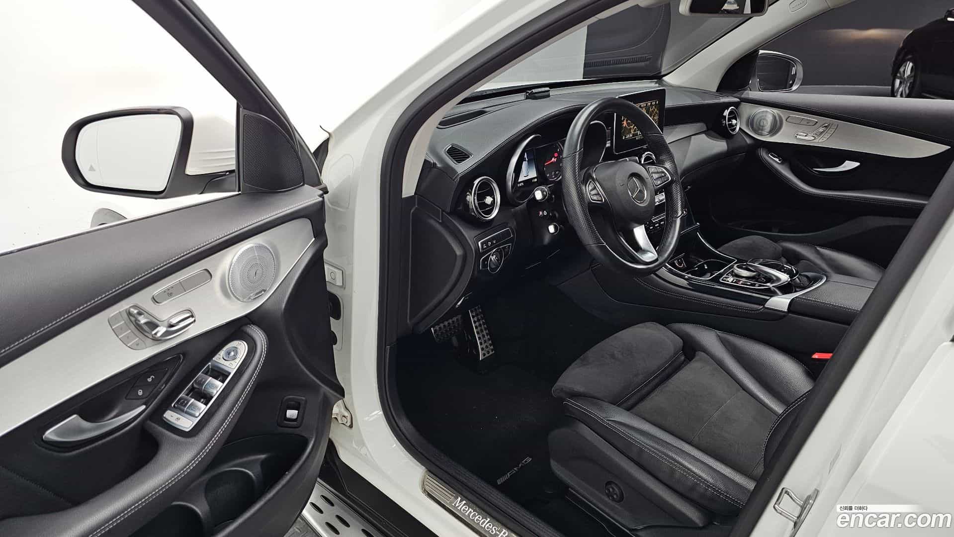 GLC-Class Mercedes-Benz 2019.10-INNER-010