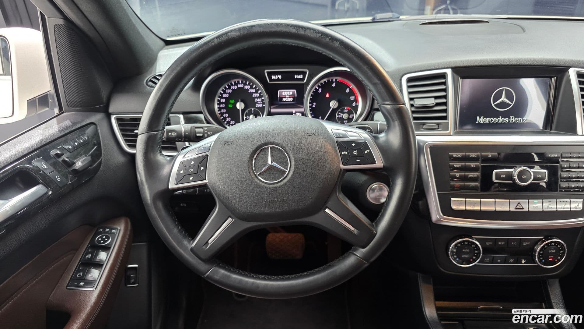 Main__Slider__Photo:M-class Mercedes-Benz 2012.10-12