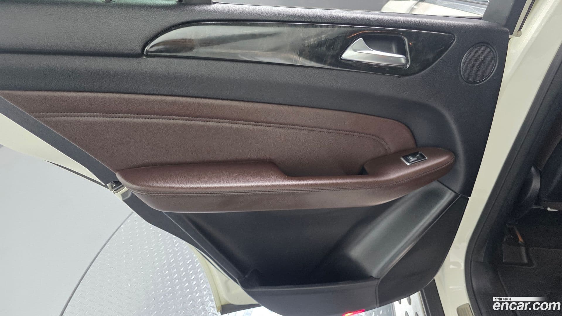 Main__Slider__Photo:M-class Mercedes-Benz 2012.10-24