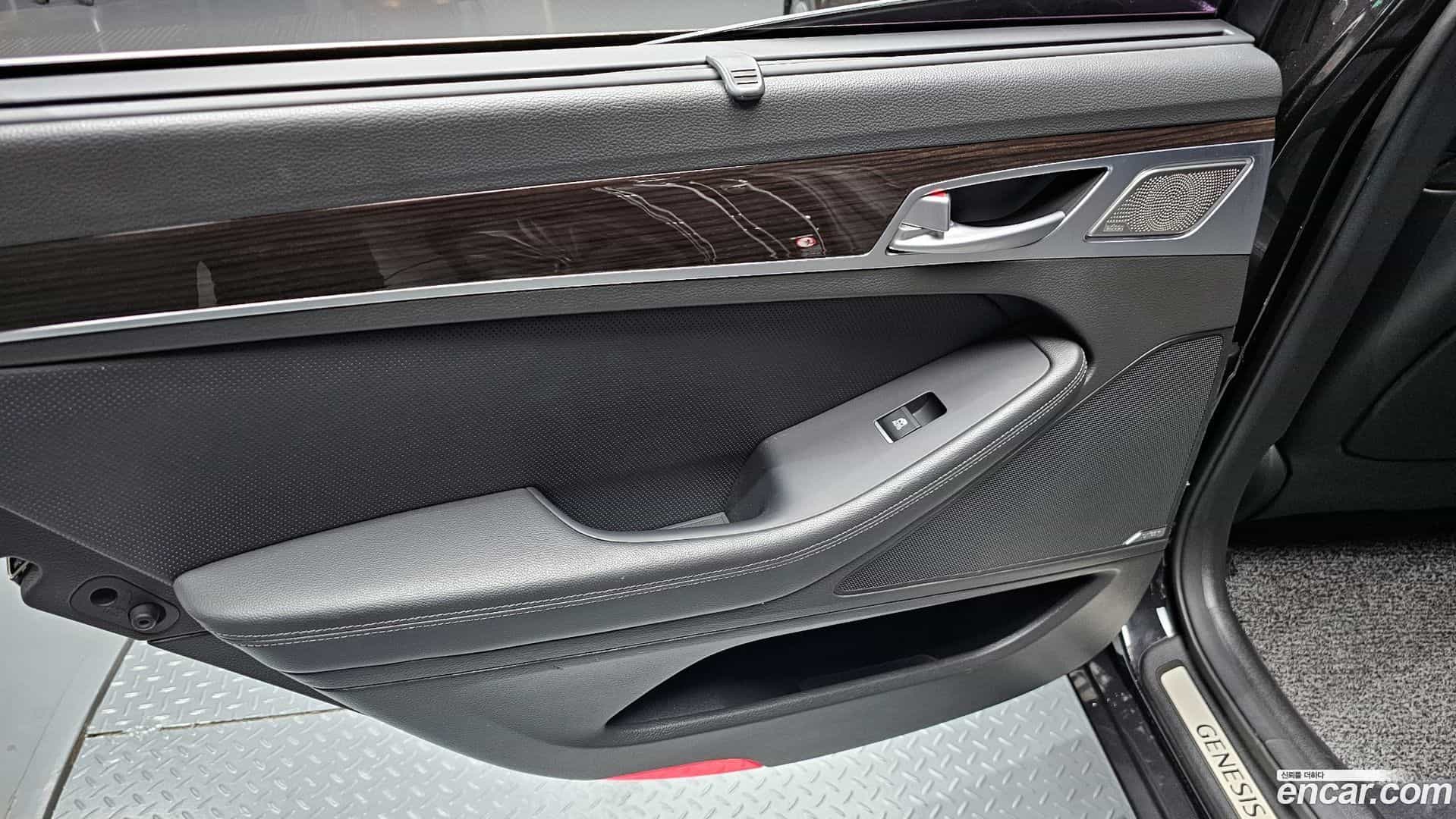 G80 Genesis 2018.0-INNER-035