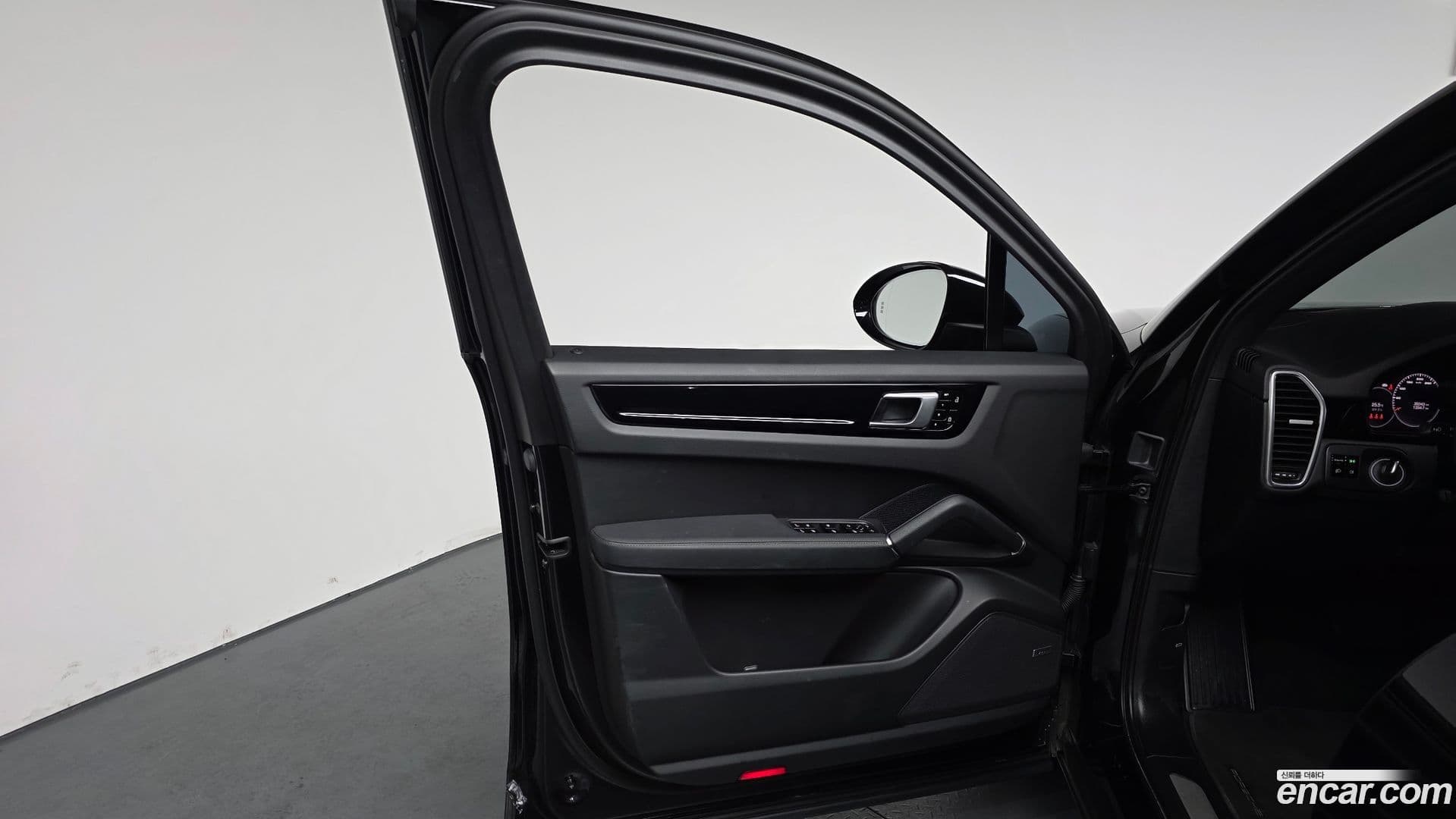 Main__Slider__Photo:Cayenne Porsche 2021.1-23