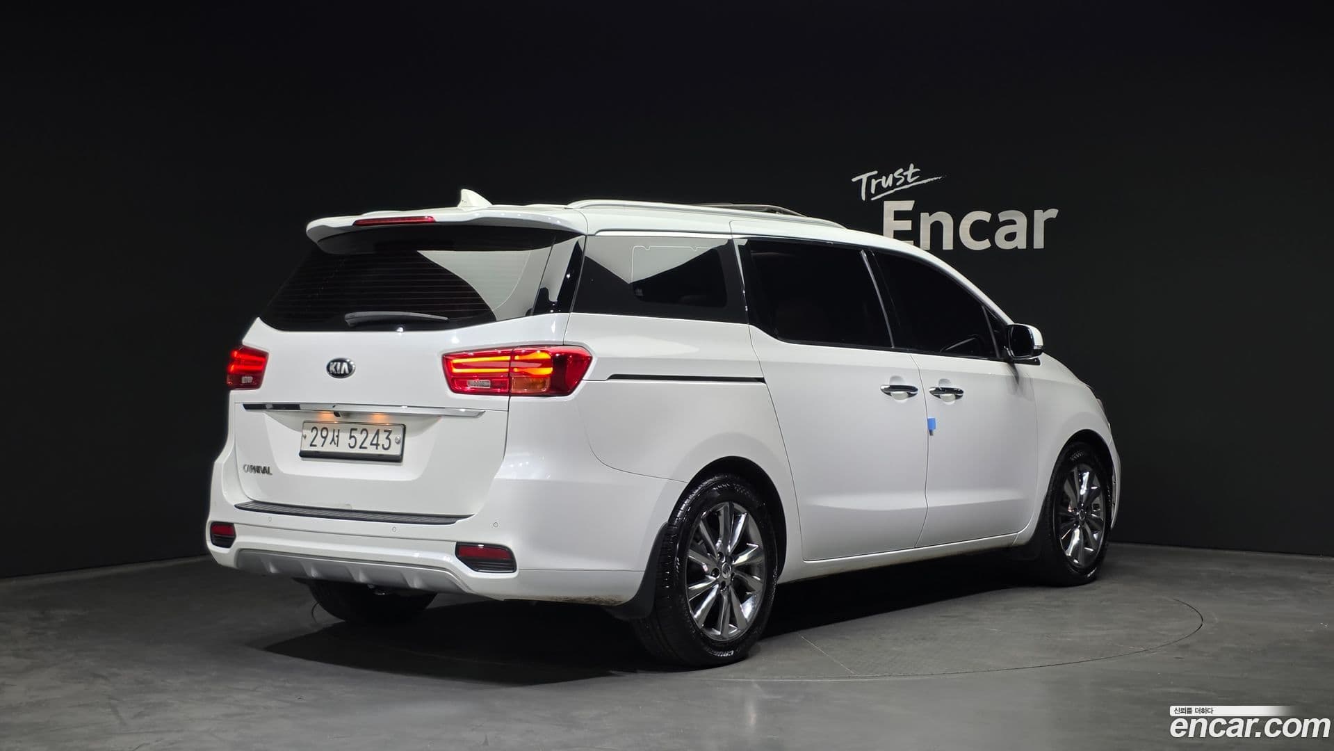 Main__Slider__Photo:Canival Kia 2018.8-1