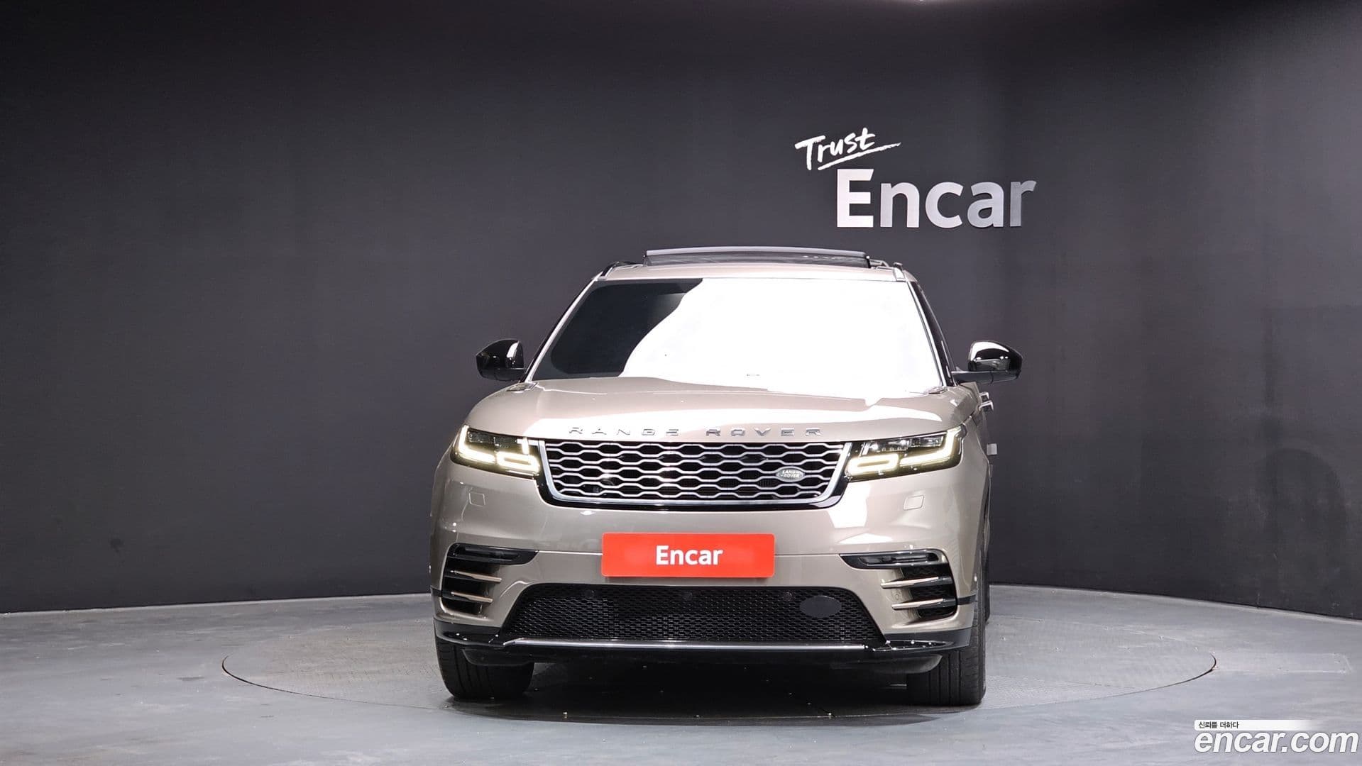 Main__Slider__Photo:Range Rover Velar Land Rover 2019.8-2