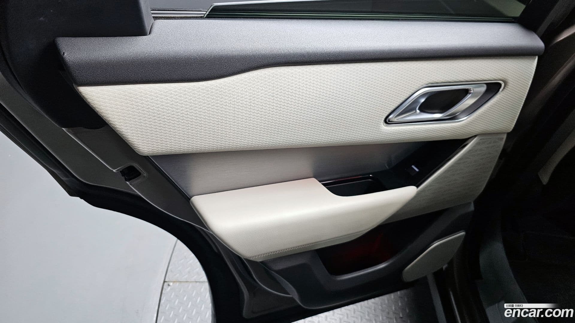 Main__Slider__Photo:Range Rover Velar Land Rover 2019.8-24