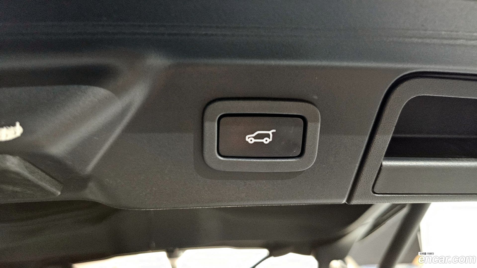 Main__Slider__Photo:Range Rover Velar Land Rover 2019.8-30