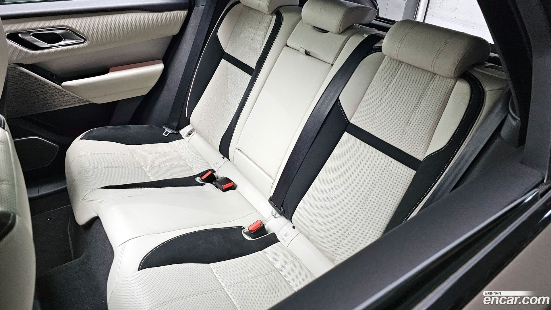 Main__Slider__Photo:Range Rover Velar Land Rover 2019.8-32
