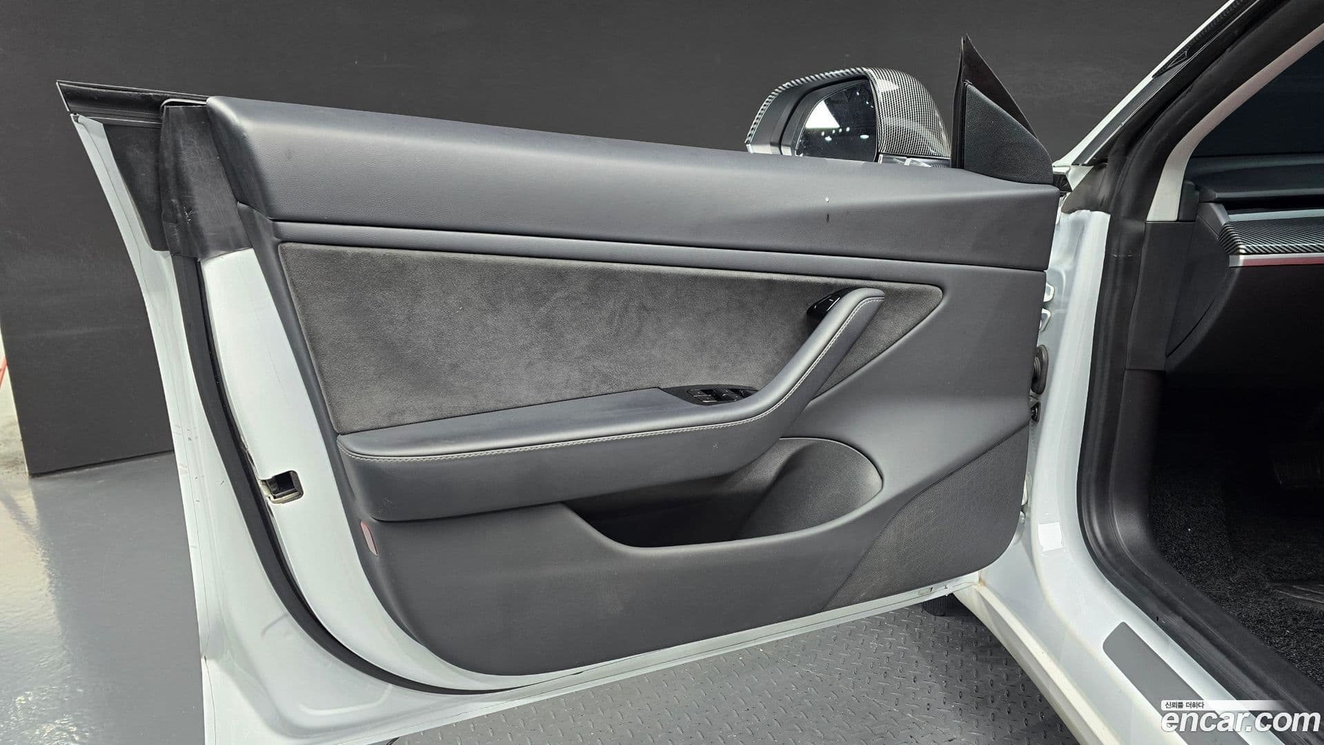 Main__Slider__Photo:Model 3 Tesla 2020.5-23