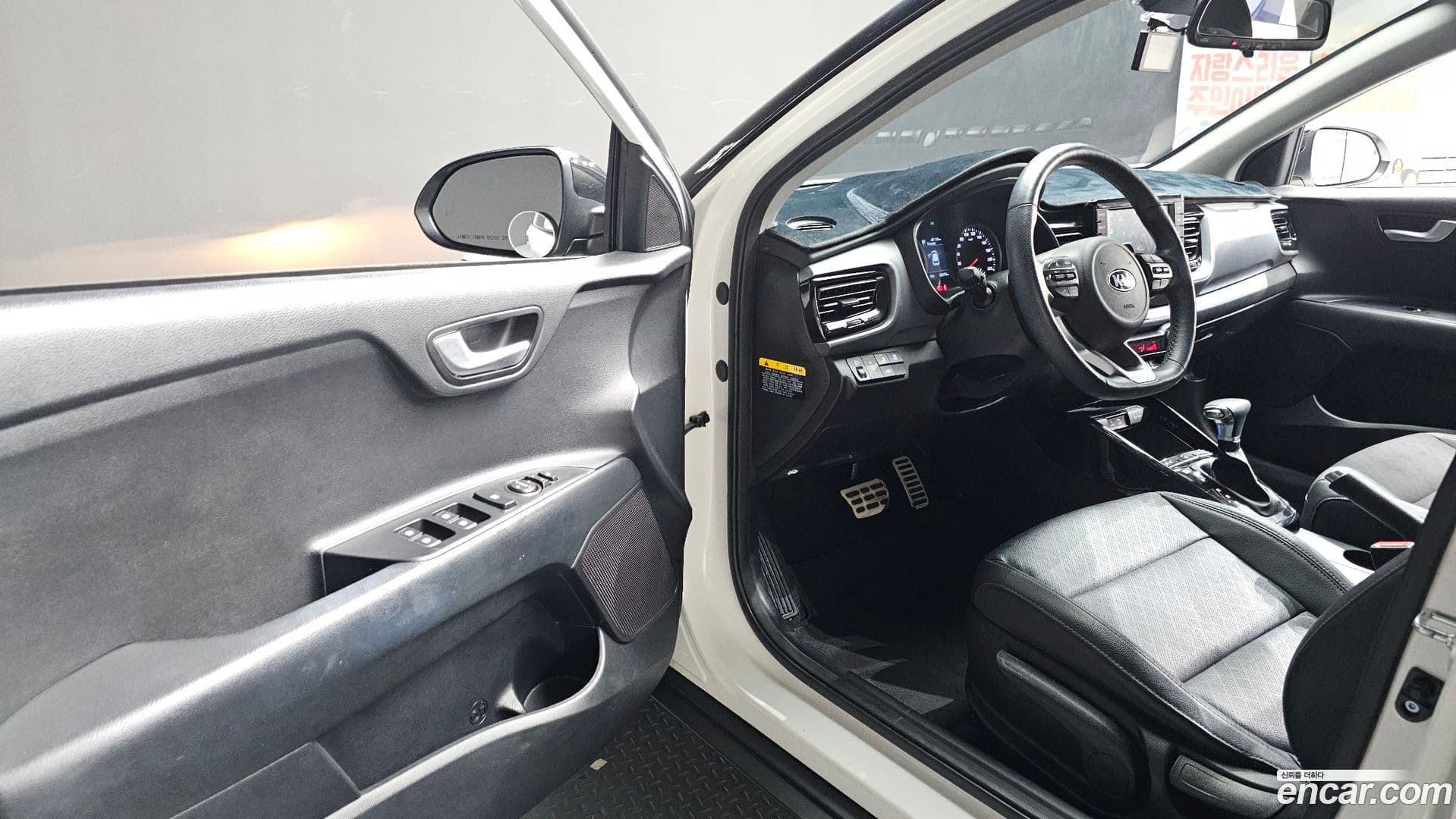 Main__Slider__Photo:Stonic Kia 2019.0-9