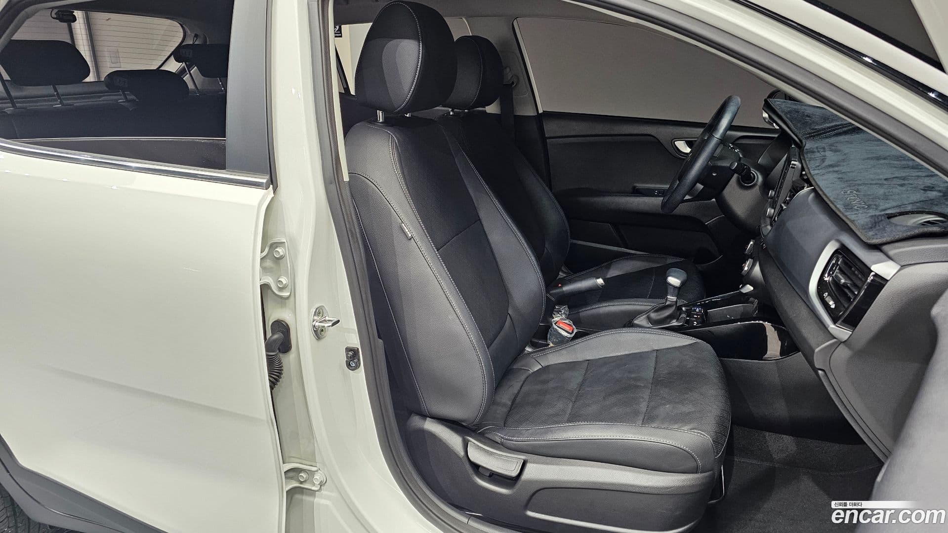 Main__Slider__Photo:Stonic Kia 2019.0-11