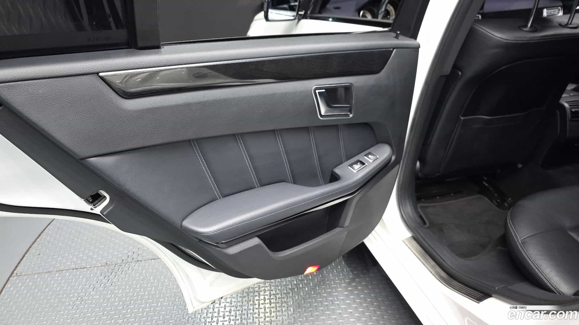 E-Class Mercedes-Benz 2015.1-INNER-035