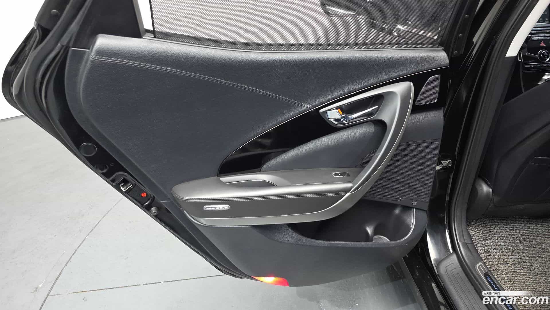 Grandeur Hyundai 2016.10-INNER-035