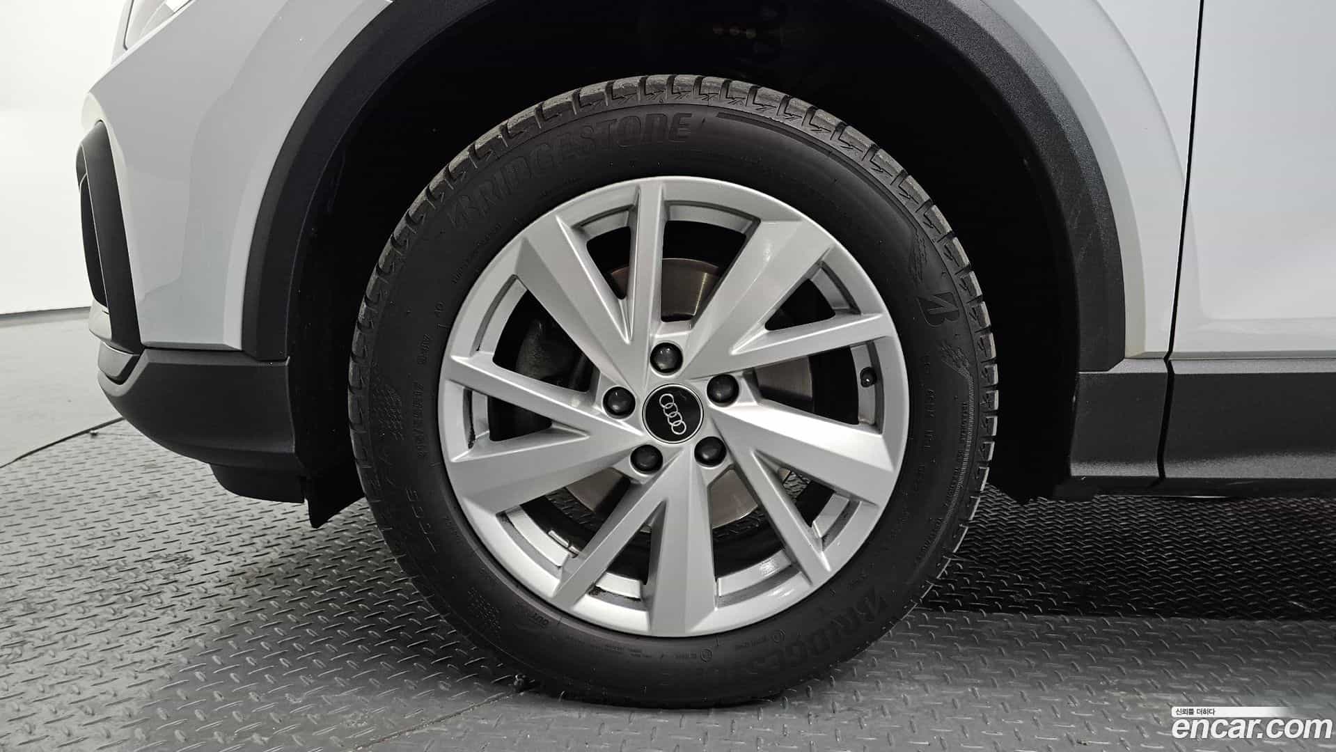 Q2 Audi 2023.11-OUTER-005
