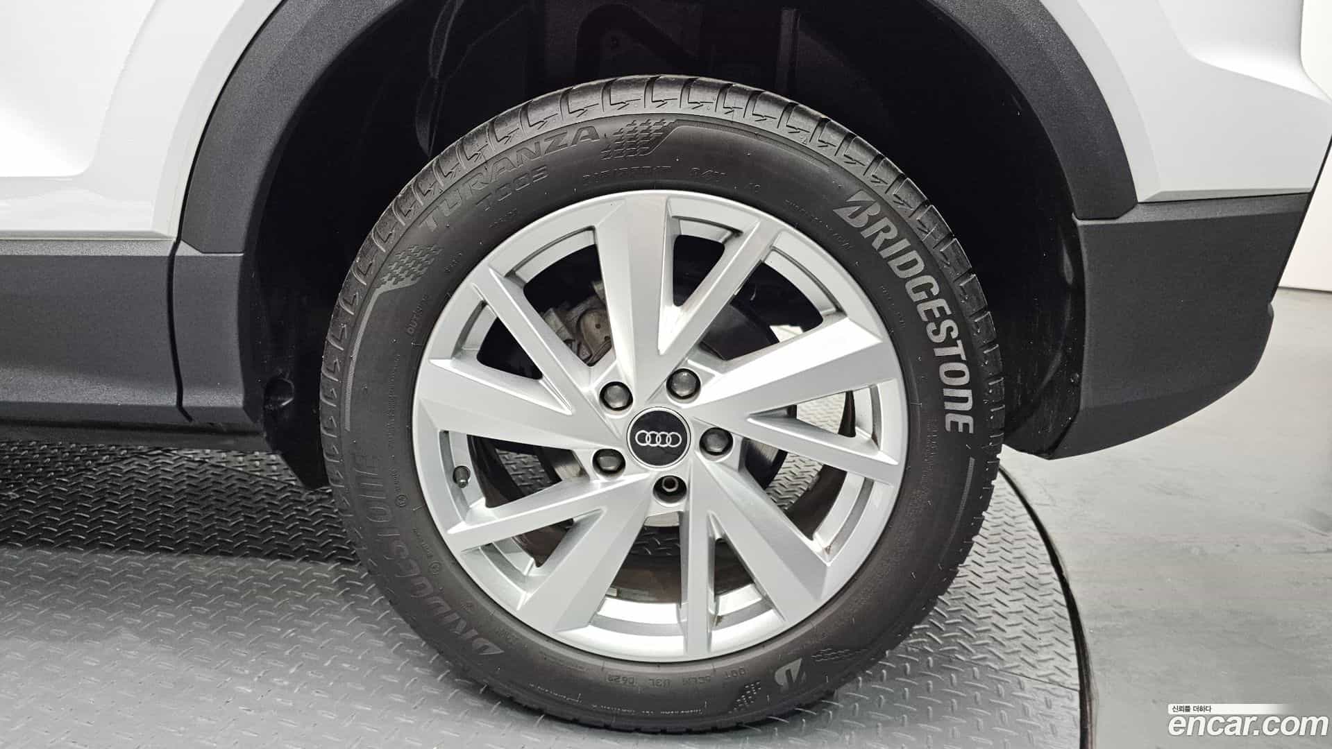 Q2 Audi 2023.11-OUTER-031