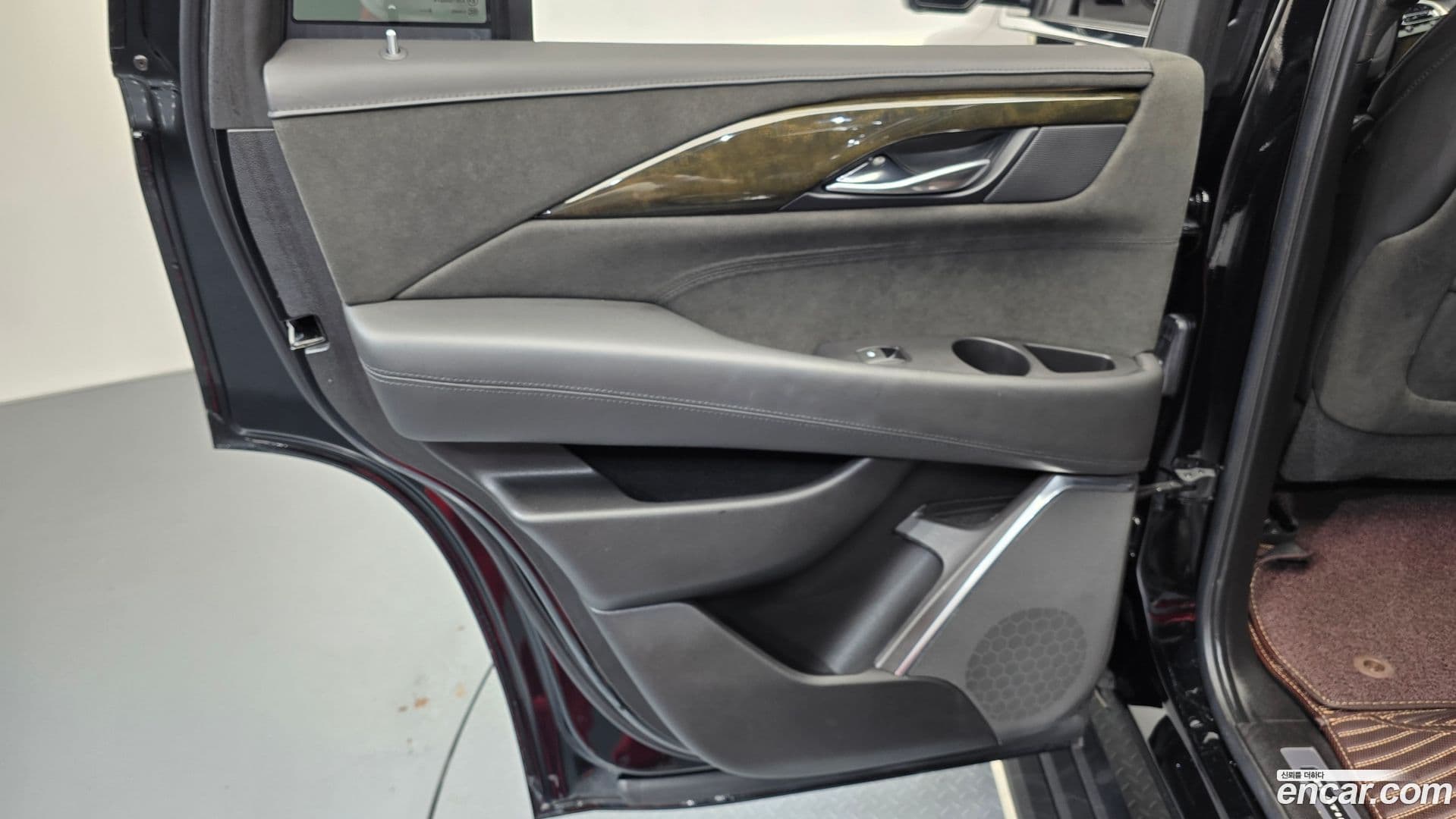 Main__Slider__Photo:Escalade Cadillac 2019.3-24