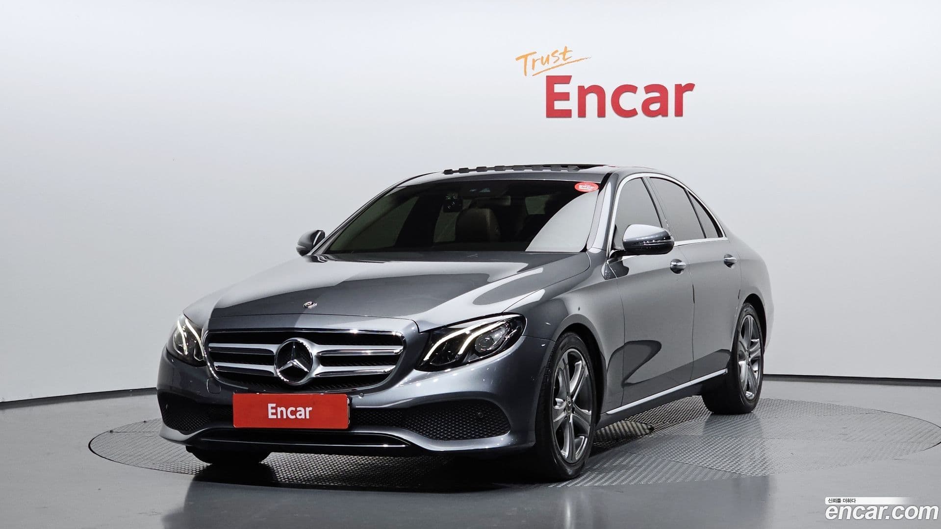 Main__Slider__Photo:E-Class Mercedes-Benz 2018.2-0