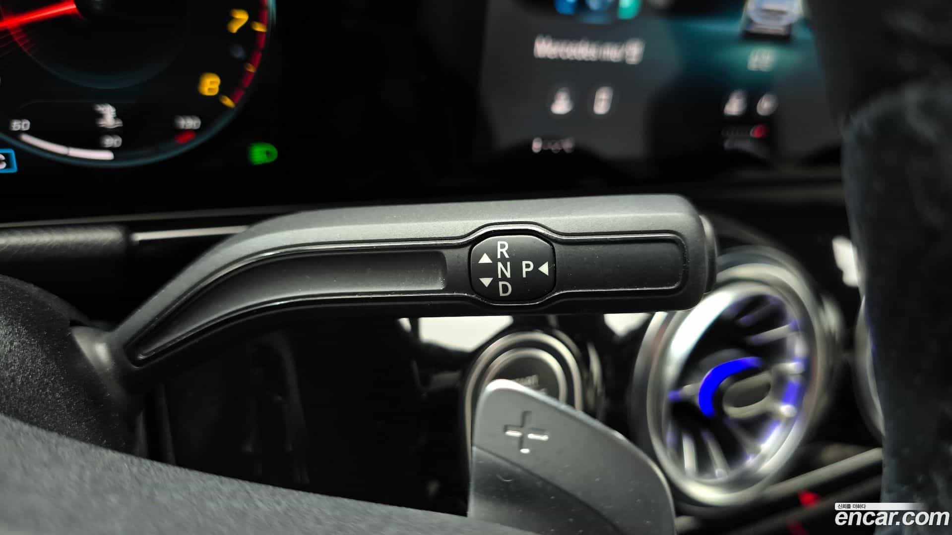 GLA-Class Mercedes-Benz 2021.4-INNER-009