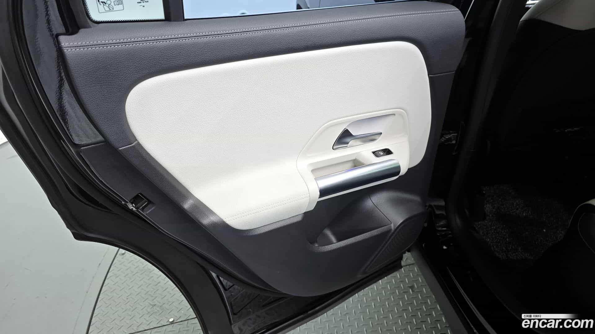 GLA-Class Mercedes-Benz 2021.4-INNER-035