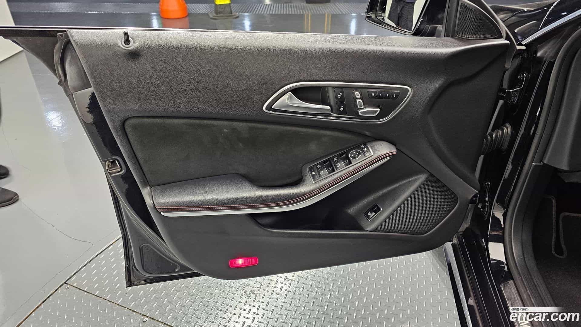 CLA-Class Mercedes-Benz 2018.4-INNER-034