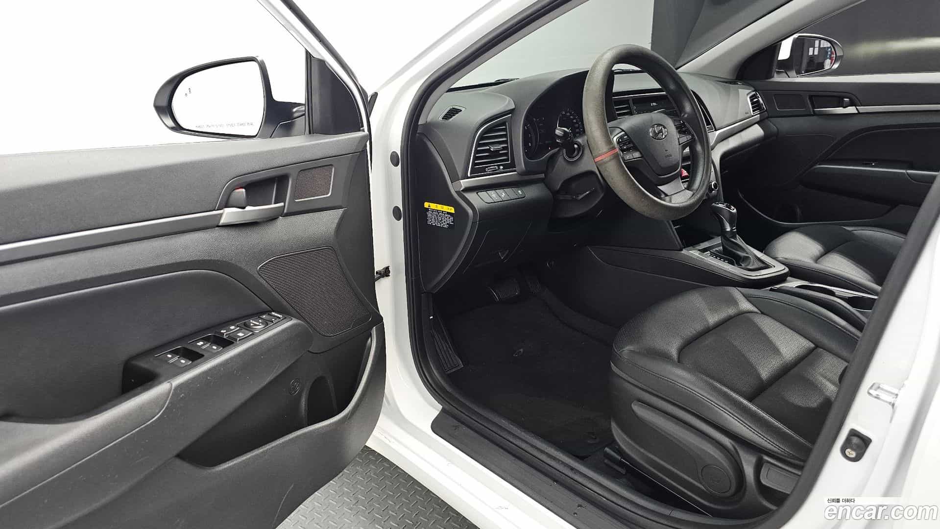 AVANTE Hyundai 2017.8-OPTION-015