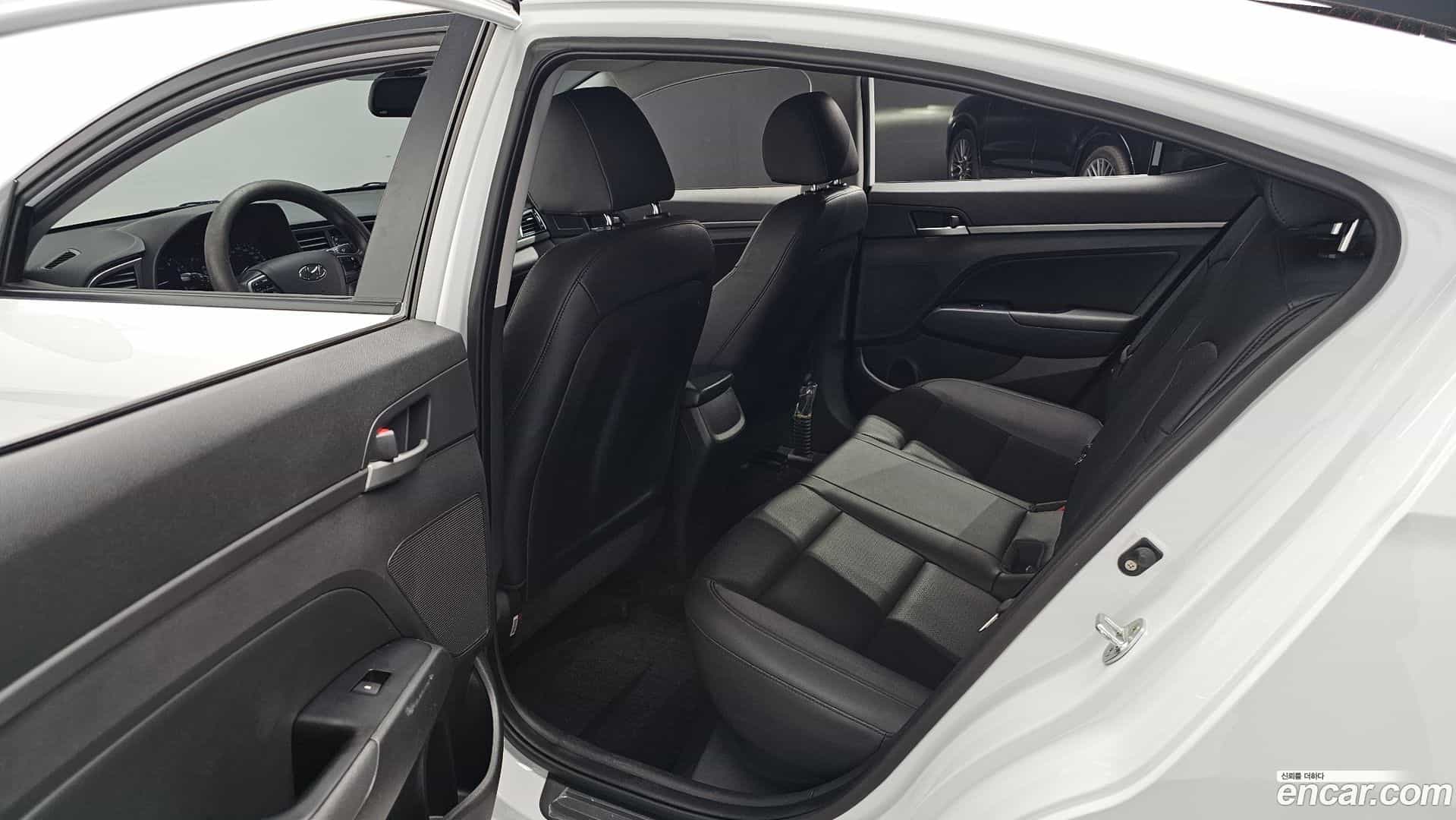 AVANTE Hyundai 2017.8-OPTION-016