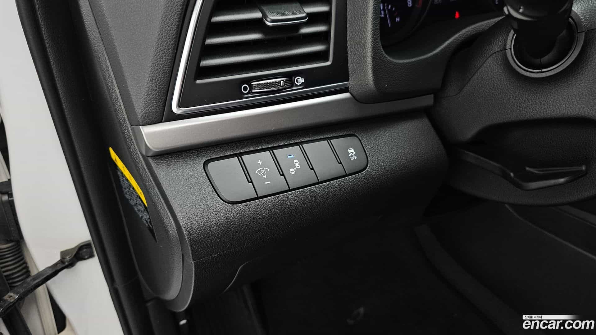 AVANTE Hyundai 2017.8-OPTION-022