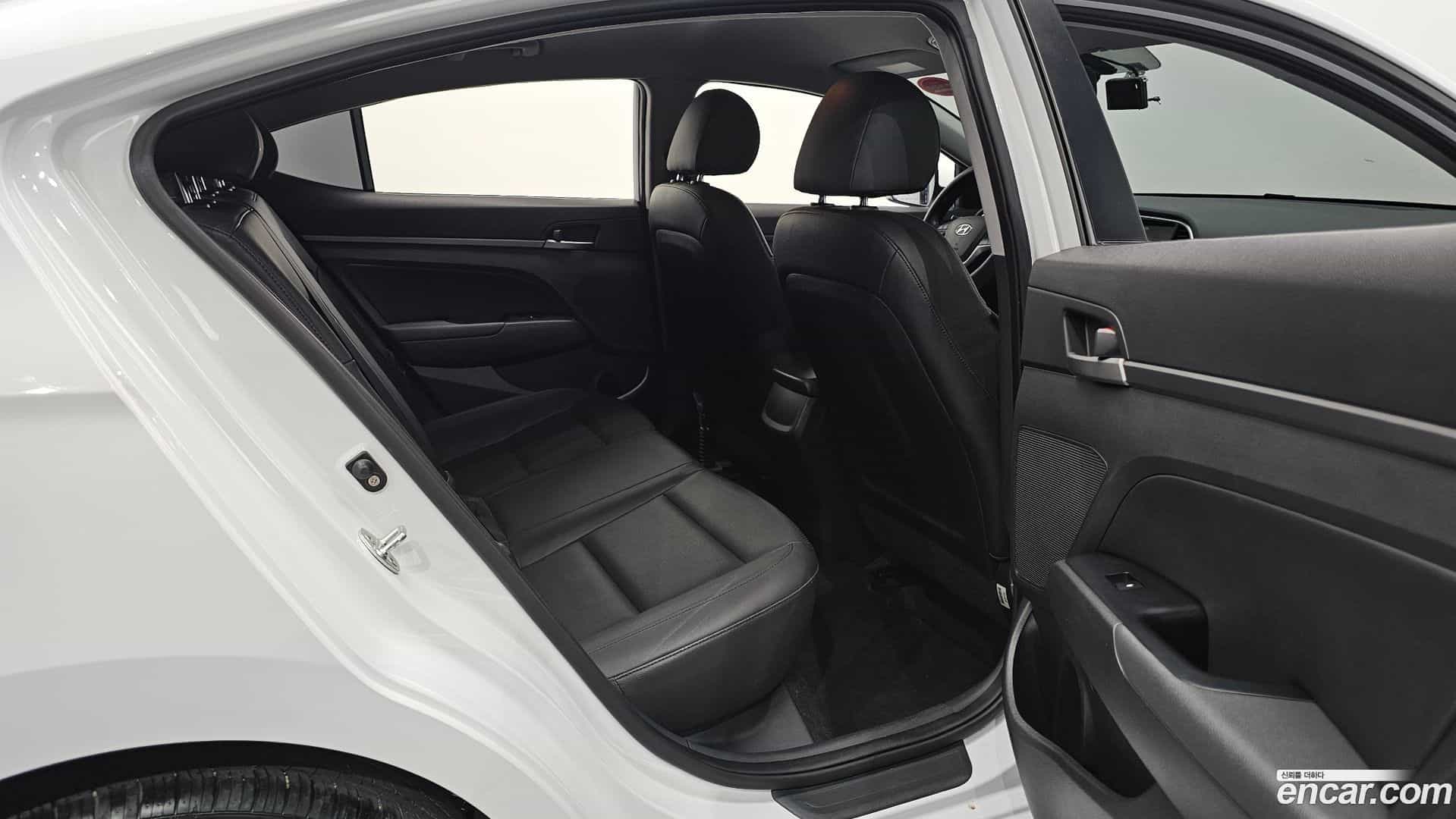 AVANTE Hyundai 2017.8-INNER-036